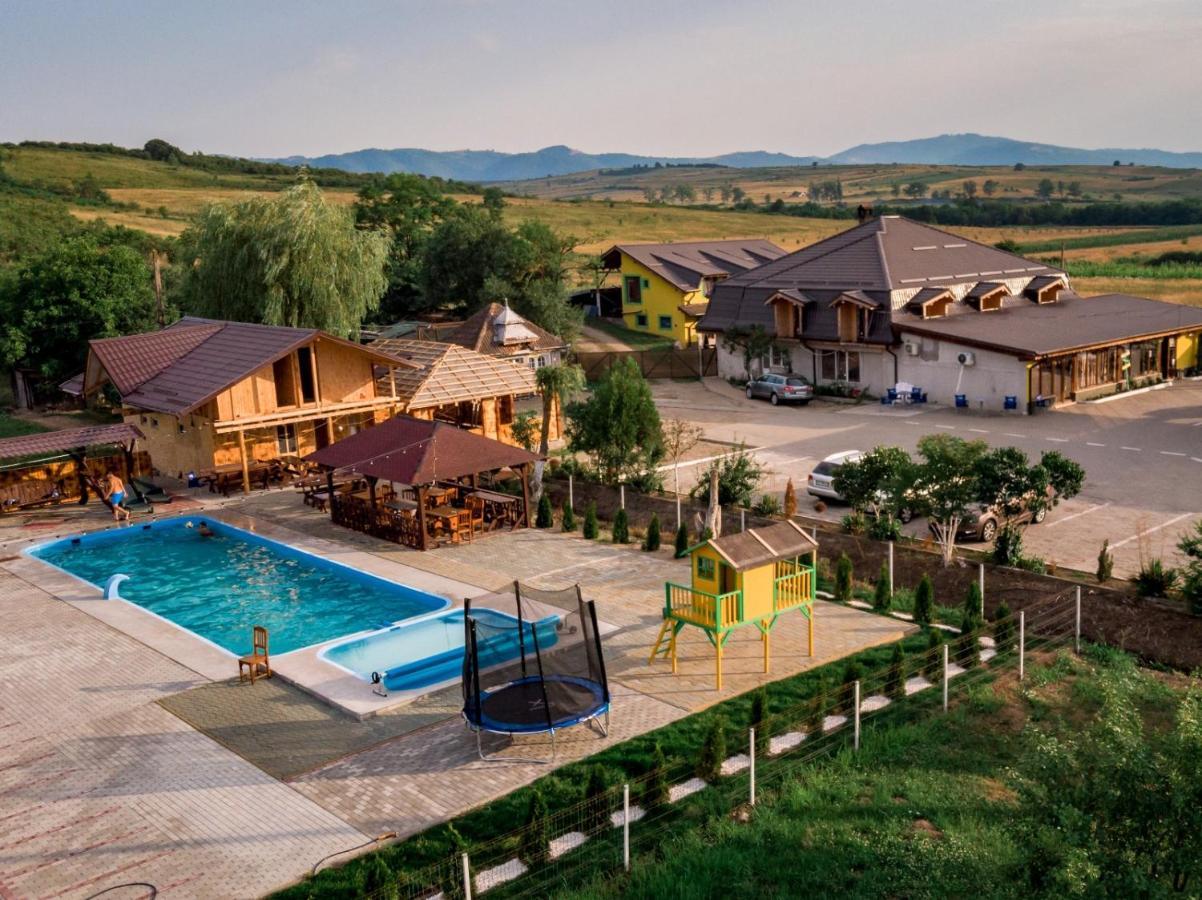 Отель Complex Stefanesti Bozovici Экстерьер фото
